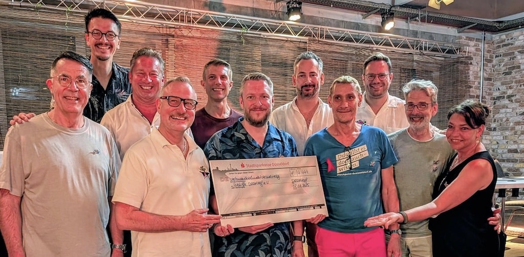 Der Vorstand der KG Regenbogen überreichte einen Spendenscheck in Höhe von 4.444Euro an den Geschäftsführer der Düsseldorfer Aidshilfe, Michael Vucinaj, und Marco Grober für
den „Checkpoint“ der Aidshilfe. © KG Regenbogen e.V.