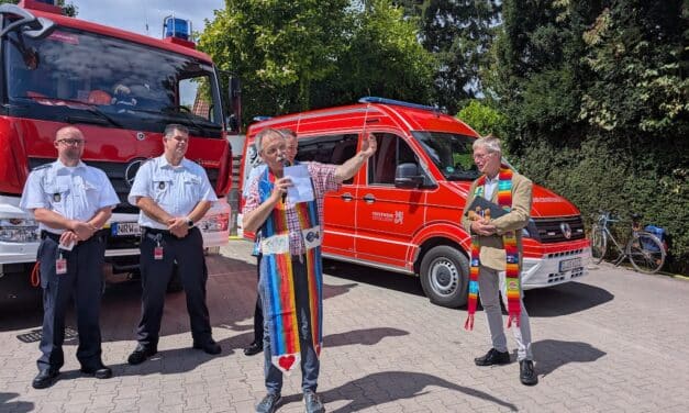 Freiwillige Feuerwehr Angermund weiht neue Katastrophenschutz Fahrzeuge ein