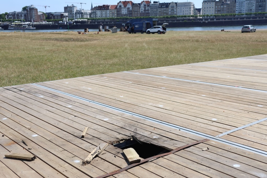 Auf der Startplattform der Drohnen ist ein großes Brandloch zu erkennen