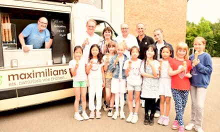 Tonnengarde verteilt Eis zum Schuljahresabschluss an Grundschule Niederkassel