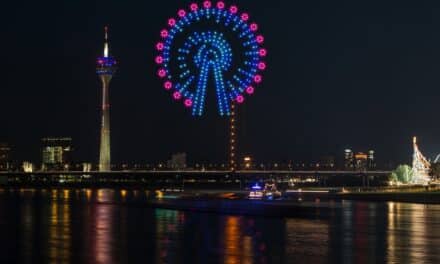 Drohnenkunst über Düsseldorf: Lichtershow auf der Rheinkirmes