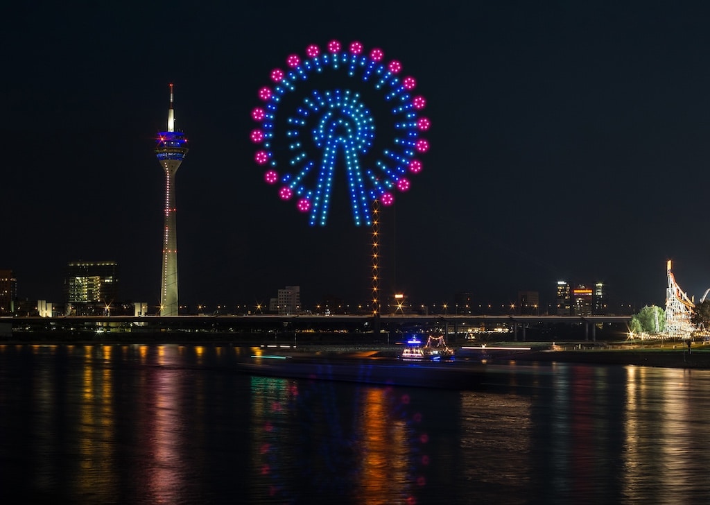 Premiere über dem Düsseldorfer Rheinufer Bildcredit: AO Multimedia & Drones