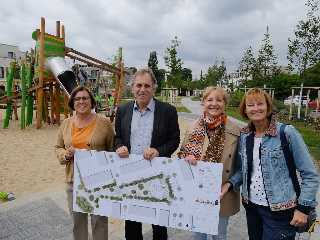 Eröffnung des neuen Spielplatzes in Gerresheim mit (v.l.) Bezirksbürgermeisterin Maria Icking, dem Beigeordneten Jochen Kral, Landschaftsarchitektin Henrike Scriverius und Projektleiterin Ute Christoph vom Gartenamt. © Landeshauptstadt Düsseldorf/Wilfried Meyer