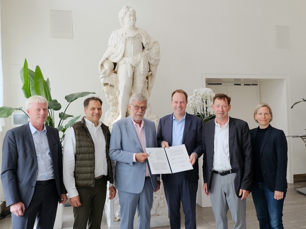 Oberbürgermeister Dr. Stephan Keller (3.v.r.) hat mit Stadtsportbund-Präsident Peter Schwabe (3.v.l.), Stadtdirektor Burkhard Hintzsche (2.v.r), Rainer Klaeren und Meinolf Grundmann (l.) vom Vorstand des Stadtsportbundes Düsseldorf e.V. den neuen "Pakt für den Sport" zwischen der Landeshauptstadt Düsseldorf und dem Stadtsportbund unterzeichnet. Mit dabei auch Sportamtsleiterin Eva Kulot (r.).© Wilfried Meyer