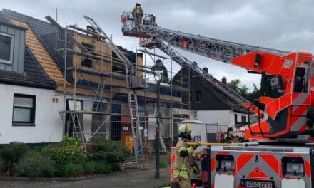 Dachstuhlbrand in Ludenberg: Feuerwehr verhindert Schlimmeres – aufwendige Nachlöscharbeiten