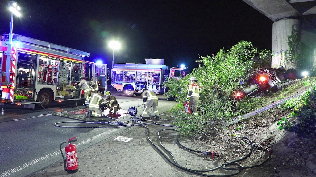 Auto krachte gegen Brückenpfeiler © Partick Schüller