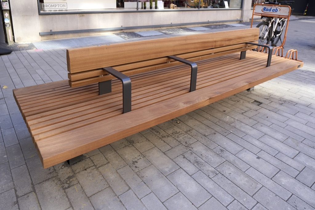 Die ersten neuen Sitzbänke stehen bereits an der Friedrichstraße. ©     Stadt Düsseldorf/Claus Langer