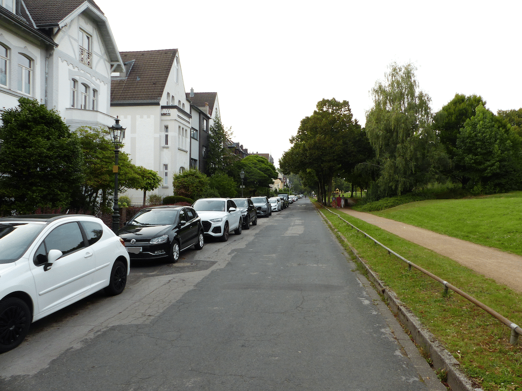 Auf der Gutenbergstraße wird im Bereich zwischen der Böcklinstraße und der Grafenberger Allee die Fahrbahn umfassend erneuert. © Landeshauptstadt Düsseldorf/Amt für Verkehrsmanagement