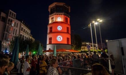 Düsseldorfer EG startet mit großer Trikotshow am Schlossturm in die Jubiläumssaison