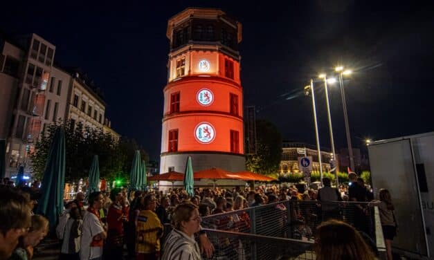 Düsseldorfer EG startet mit großer Trikotshow am Schlossturm in die Jubiläumssaison
