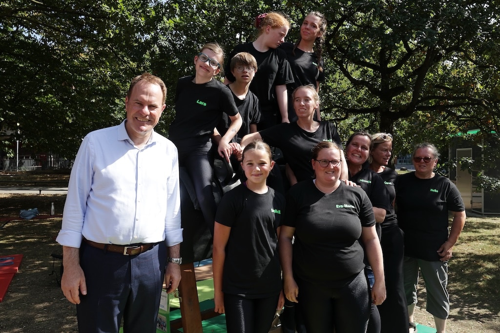 OB Dr. Keller besucht am Schwerpunkttag „Inklusion im Sport“ das Olympic Adventure Camp 2025. Der Rundgang startete beim Para Voltigieren. Dort zeigten Jugendliche und junge Erwachsene des Reit- und Ponyclubs Düsseldorf e.V. ihre Kunststücke auf einem hölzernen Pferderücken. © Landeshauptstadt Düsseldorf / David Young