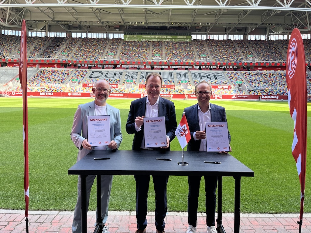  (v.l.) Oberbürgermeister Dr. Stephan Keller, D.LIVE-Chef Michael Brill und der Vorstandsvorsitzende der Fortuna Alexander Jobst © LB / Manfred Fammler