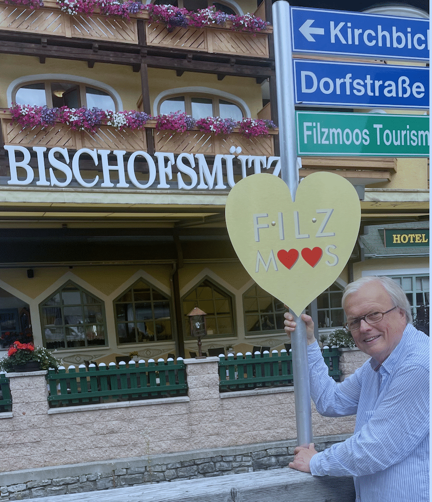 Heribert Klein präsentiert das Herzschild © Lokalbüro