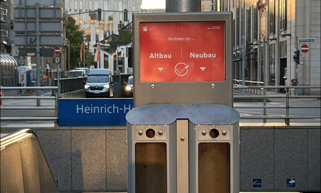 Die neue Abstimm-Frage lautet: "Wohnen im Altbau oder Neubau?". Der Abstimm-Ascher in der Altstadt bleibt weiterhin seinem Standort an der U-Bahn-Haltestelle "Heinrich-Heine-Allee" treu.© Landeshauptstadt Düsselorf/ Umweltamt