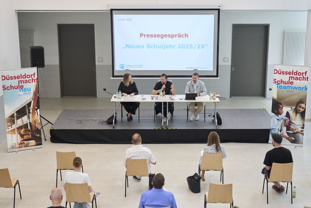 Einschulungen an Grundschulen und weiterführenden Schulen, Ganztagsbetreuung und Düsseldorfer Schulbauprojekte: Zum Beginn des neuen Schuljahres 2025/26 gab Schuldezernent und Stadtdirektor Burkhard Hintzsche (l.) und Thomas © Landeshauptstadt Düsseldorf/Claus Langer