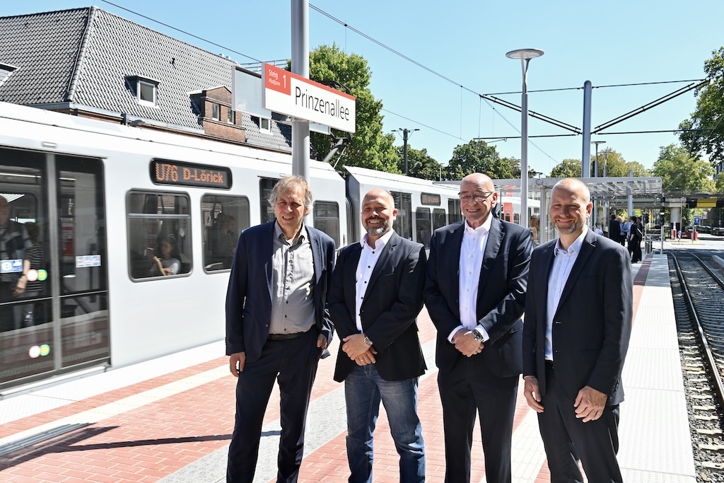 Nahmen die Haltestelle „Prinzenallee“ in Oberkassel offiziell in Betrieb (von links): Jochen Kral (Dezernent für Mobilität und Umwelt, Stadt Düsseldorf), Dr. Andreas Ferlic (Interimsbereichsleiter Infrastruktur, Rheinbahn),  Rolf Tups (Bezirksbürgermeister und Aufsichtsratsvorsitzender der Rheinbahn) und Marc Nüßen (Abteilungsleiter Fördermanagement und Infrastrukturentwicklung, Verkehrsverbund Rhein-Ruhr). © Lokalbüro