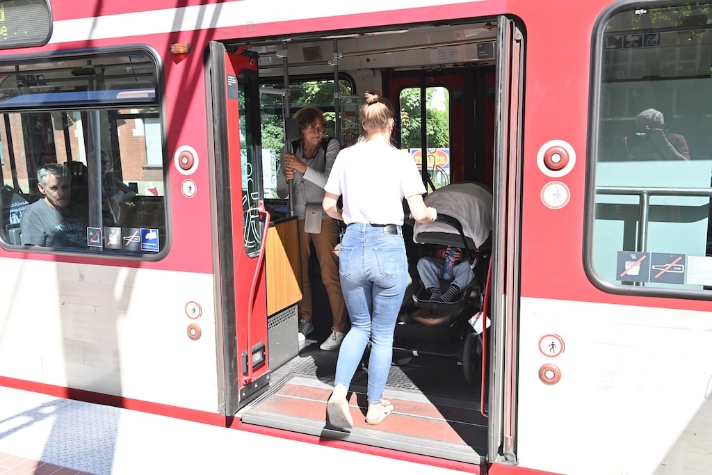 „Diese Mutter mit Zwillingswagen war erfreut, dass sie jetzt problemlos ein- und aussteigen kann.“ © Lokalbüro