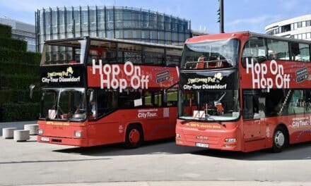 Düsseldorf schreibt Mobilitätsgeschichte – Hop-On Hop-Off-Busse jetzt vollelektrisch und künstlerisch gestaltet