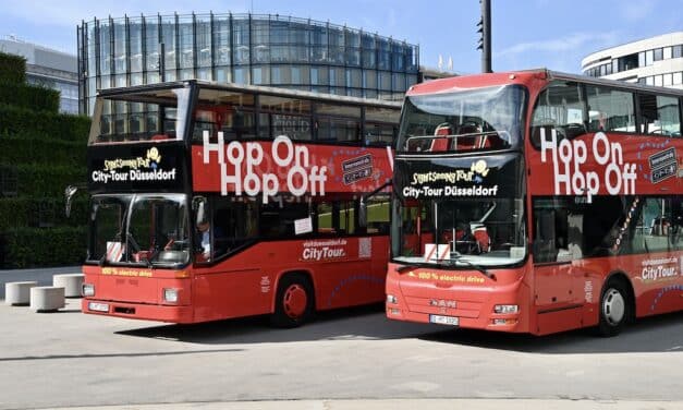 Düsseldorf schreibt Mobilitätsgeschichte – Hop-On Hop-Off-Busse jetzt vollelektrisch und künstlerisch gestaltet