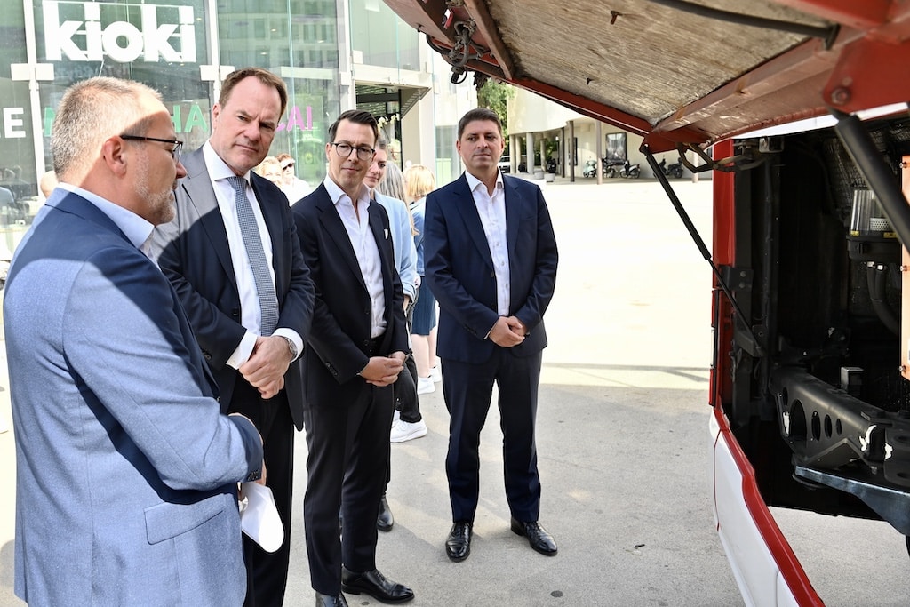 Oberbürgermeister Dr. Stephan Keller läßt sich die Technik erklären @ Lokalbüro