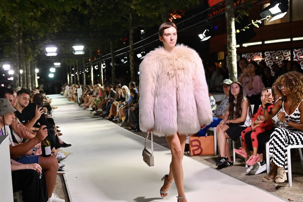 180 Meter lange Open-Air-Laufsteg neben dem Breuninger Flagship Store im Jahre 2024 © Lokalbüro