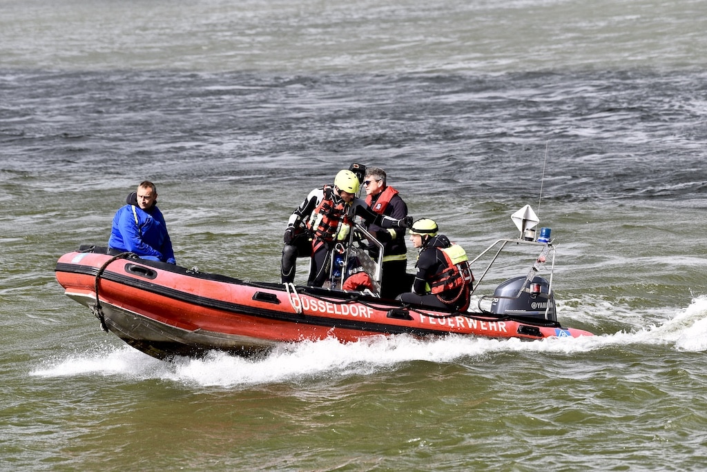 Wasserschutzpolizei im Einatz bei der Rettung von Schwimmern © Lokalbüro