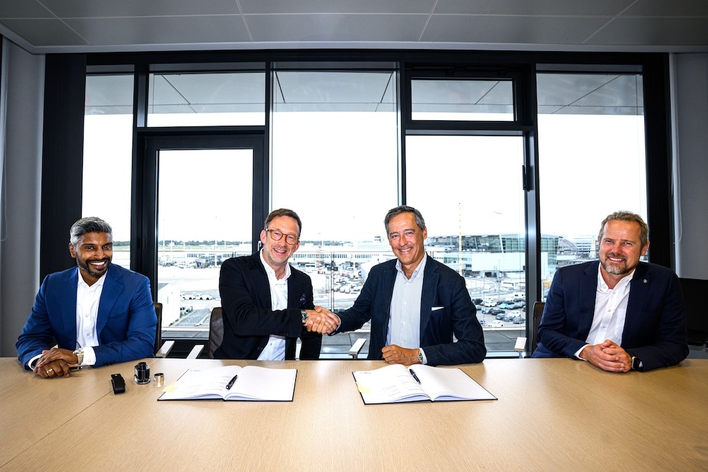 Pradeep Pinakatt, Kaufmännischer Geschäftsführer des Flughafens Düsseldorf, und Lars Redeligx, CEO des Flughafens Düsseldorf, Javier Goñi, CEO der Exolum Gruppe, und Iván Saco, Commercial Aviation Lead von Exolum, (v.l.n.r.) unterzeichneten gestern den Vertrag zum neuen Tanklager. © Flughafen Düsseldorf / Frederic Scheidemann