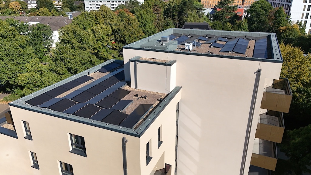 Ernst-Derra-Straße 4 mit PV-Dachanlage © SWD, Fotograf: David Young