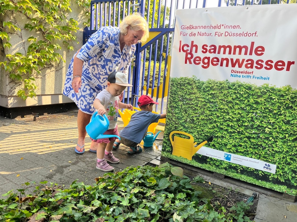 Babette de Fries wässert die Blumen mit ihren Kindergartenkindern Foto: Privat