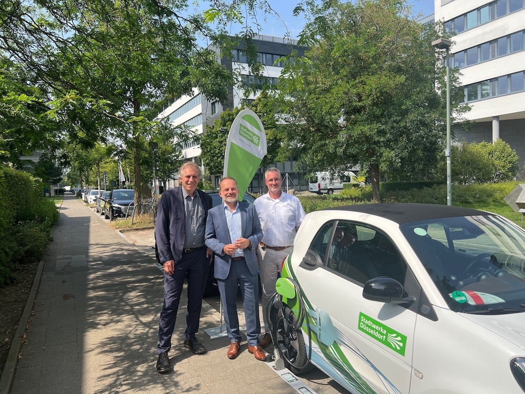 (v.l.): Düsseldorfs Mobilitäts- und Umweltdezernent Jochen Kral, Klaus Schüßler, Leiter E-Mobilität bei den Stadtwerken Düsseldorf und Dr. Berthold Franz, Senior Vice President bei Rheinmetall. © Lokalbüro
