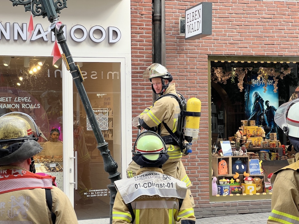 LKW beschädigte eine Gaslaterne in der Flingerstraße © Lokalbüro LKW beschädigte eine Gaslaterne in der Flingerstraße © Lokalbüro