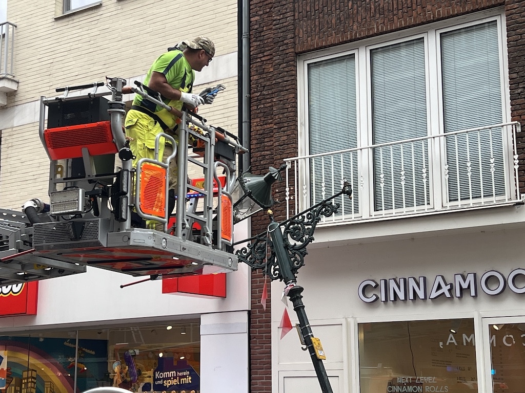 LKW beschädigte eine Gaslaterne in der Flingerstraße © Lokalbüro LKW beschädigte eine Gaslaterne in der Flingerstraße © Lokalbüro