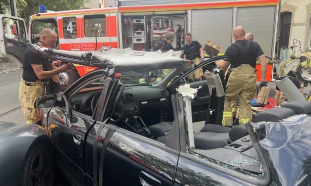 Schloßstraße in Pempelfort nach Unfall gesperrt – Rettung dauert über eine Stunde