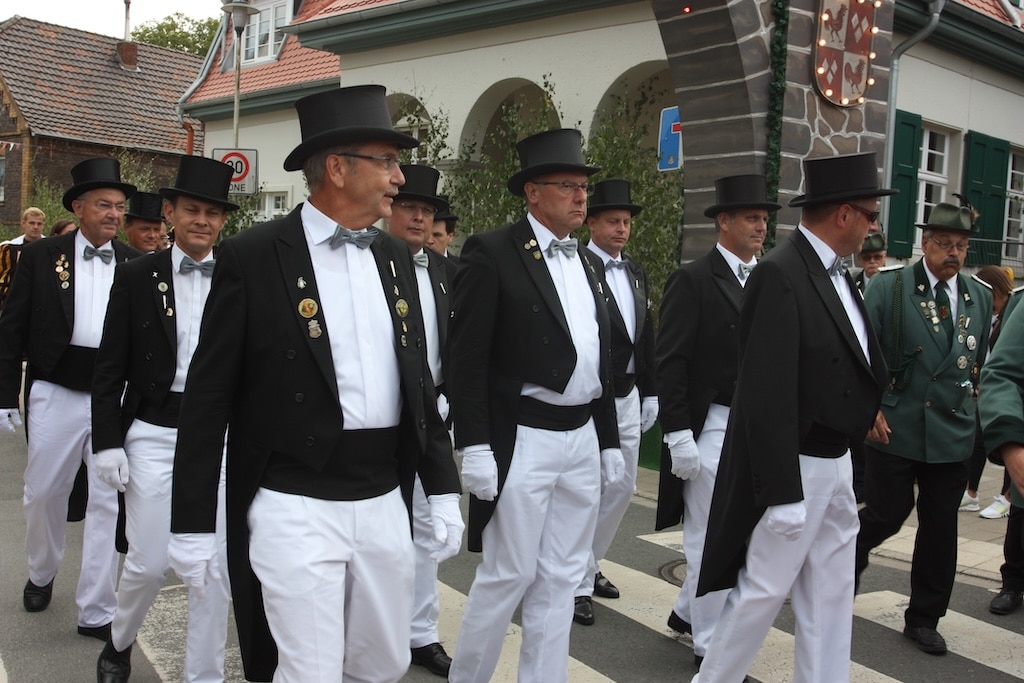 Eine Woche vor dem traditionellen Schützenfest in Angermund wird die Goldene Mösch durch das Dorf getragen © Gabriele Schreckeenbeerg
