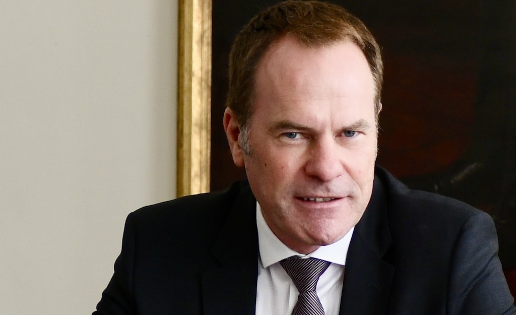 Oberbürgermeister Dr. Stephan Keller treibt die Digitalisierung an den städtischen Düsseldorfer Schulen weiter voran © Lokalbüro