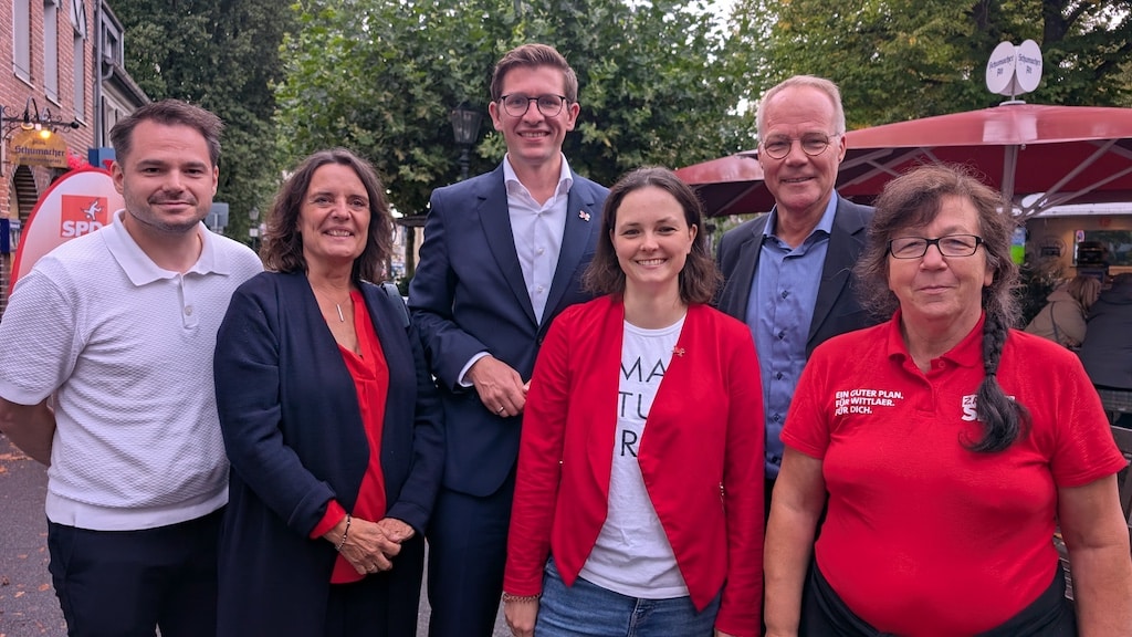 v.l. Benjamin Tscholl,  Andrea Hankeln  beide kandidieren für den Stadtbezirk 5 als SPD-Ratskandidaten, Fabian Zachel,  OB-Kandidat, Sabine Proschmann, SPD-Ratsfrau, Matthias Miersch, MdB,  Nicola Irmer, Kandidatin für die BV5 © Gabriele Schreckenberg