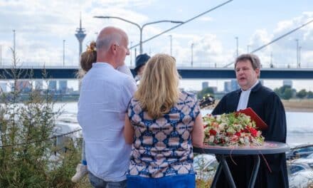 Himmlisches Ja-Wort: 65 Paare bei erster Pop-Up Hochzeit in Düsseldorfer Altstadt gesegnet