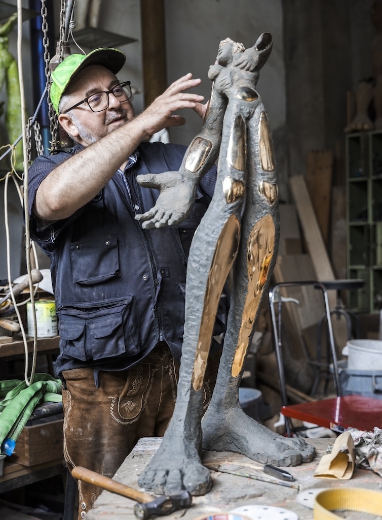 Jörg W. Schirmer im Atelier in Essen mit Skulptur „Showgirl“, Germany, 2025 von Jochen Rolfes Photography Jörg W. Schirmer im Atelier in Essen mit Skulptur „Showgirl“, Germany, 2025 von Jochen Rolfes Photography