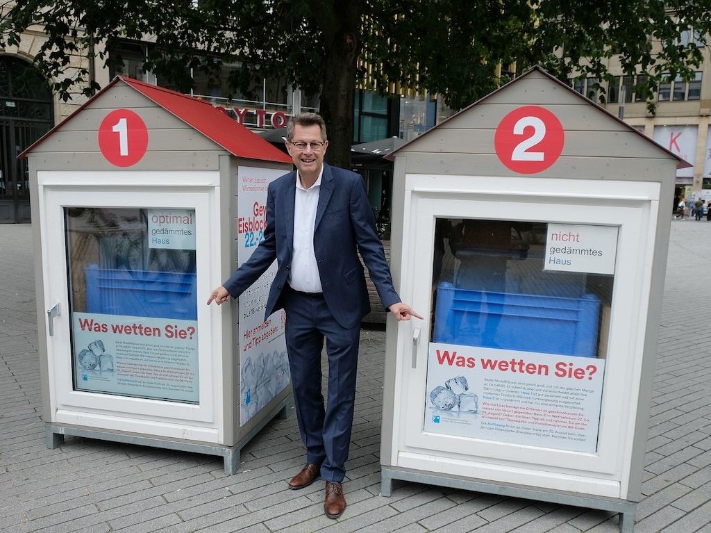 Stefan Ferber, Leiter des Amtes für Umwelt- und Verbraucherschutz,, stellte die "Eisblockwette" auf dem Schadowplatz vor. ©. Landeshauptstadt Düsseldorf / Wilfried Meyer