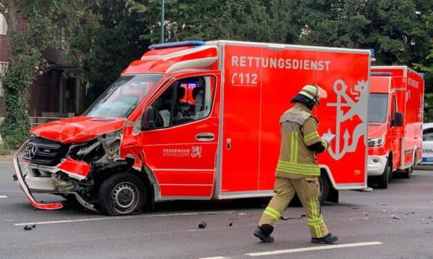 Zusammenstoß auf der Cecilienallee: Zwei Leichtverletzte nach Unfall mit Rettungswagen