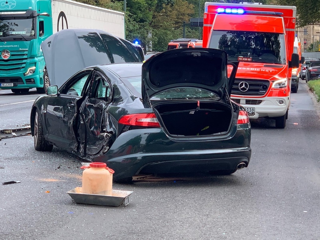 Unfall mit einem Rettungswagen auf der Cecilienallee © LB / Olaf Oidtmann