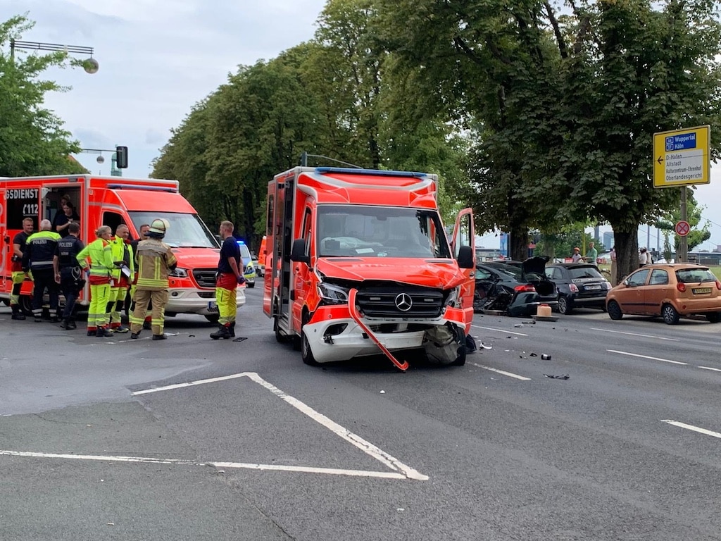 Unfall mit einem Rettungswagen auf der Cecilienallee © LB / Olaf Oidtmann