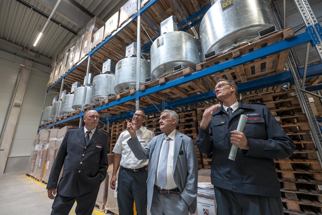 Innenminister besichtig das neue Lager © IM NRW / Jochen Tack