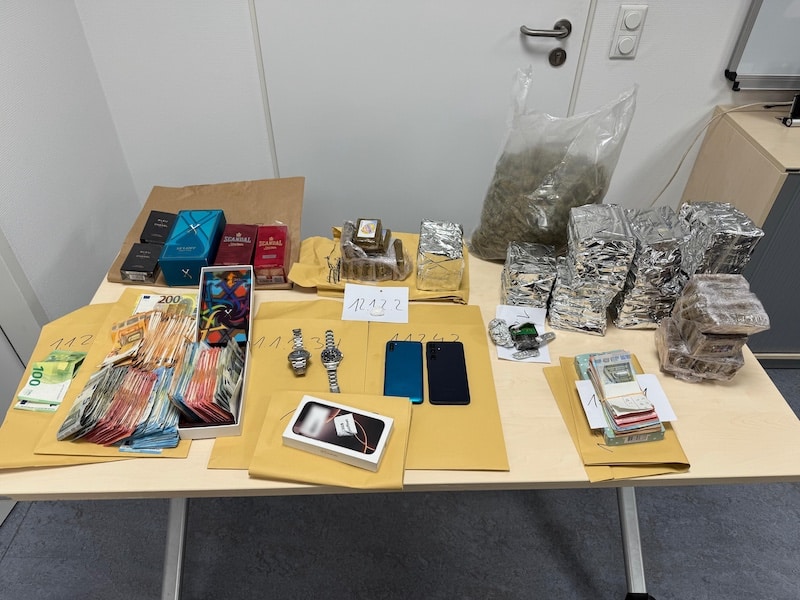 Sichergetelltes Bargeld und Drogen © Polizei Düsseldorf