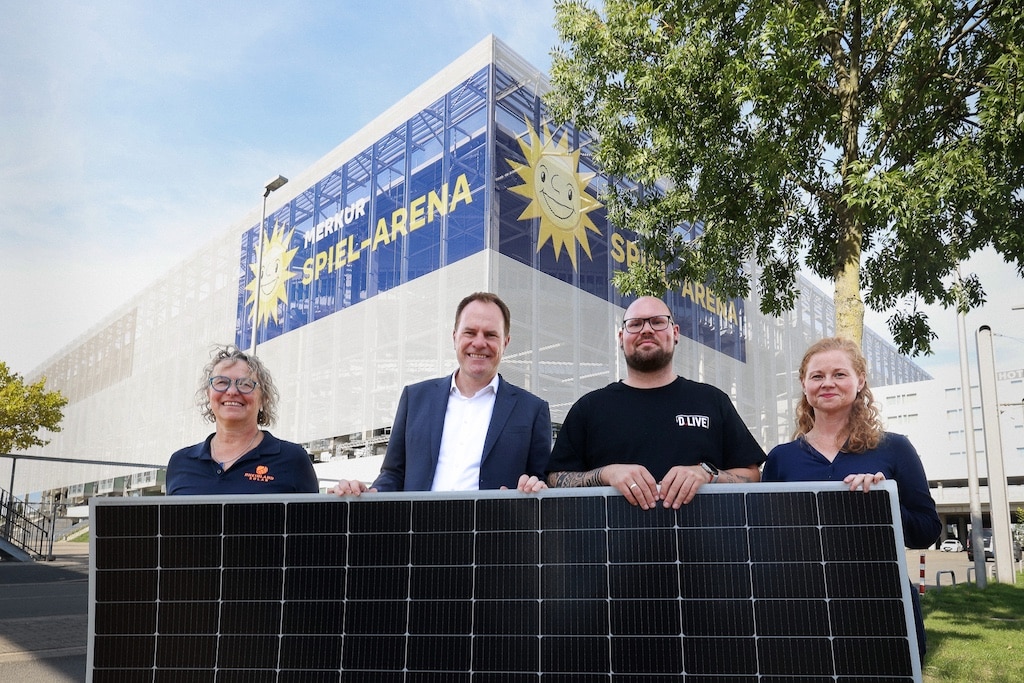 Andrea Klimek, Projektleiterin Rheinland Solar, Dr. Stephan Keller, Oberbürgermeister der Landeshauptstadt Düsseldorf, Lukas Angenendt, Projektleiter Photovoltaikanlage D.LIVE, Laura Becker, General Managerin der MERKUR SPIEL-ARENA© Landeshauptstadt Düsseldorf/ David Young