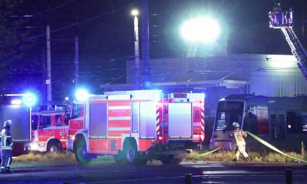 Großbrand auf Rheinbahn-Betriebshof in Lierenfeld