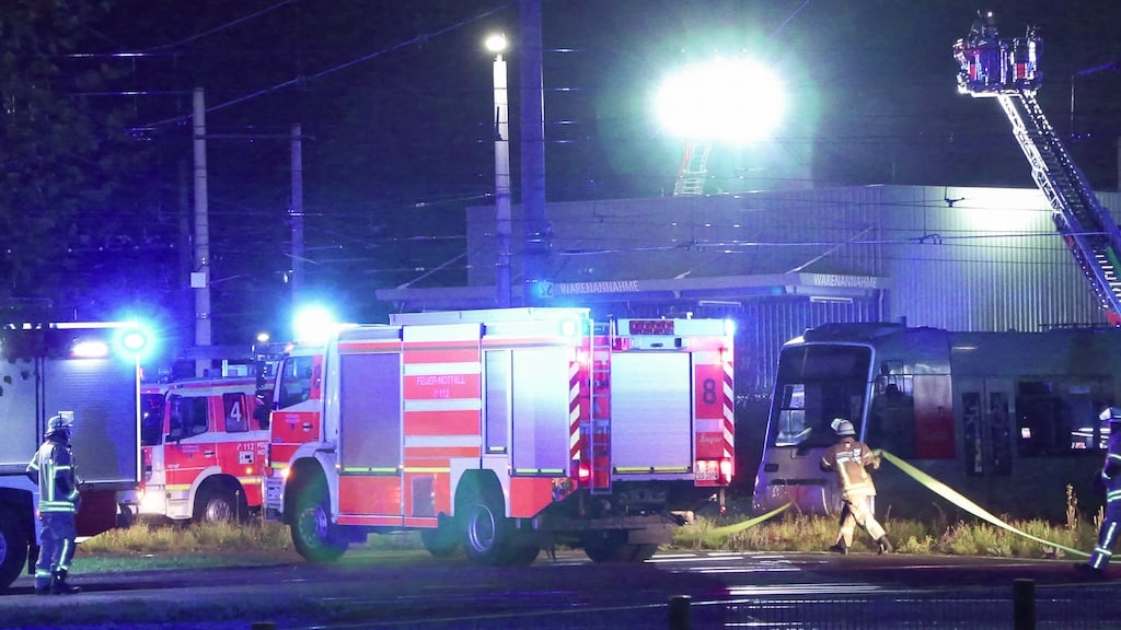 Ausgedehnter Brand in einer Halle auf dem Gelände des Rheinbahn Betriebshof Lierenfeld © Patrick Schüller