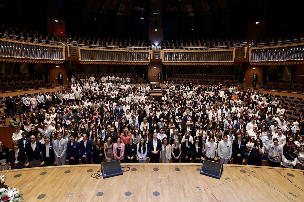 Oberbürgermeister Dr. Stephan Keller und Bettina Mötting, Leiterin des Hauptamtes, dem Amt für Personal, Organisation und IT (erste Reihe, Mitte) gemeinsam mit den neuen Nachwuchskräften der Landeshauptstadt Düsseldorf © Landeshauptstadt Düsseldorf/Ingo Lammert