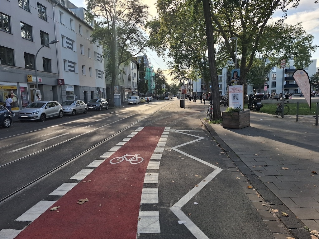 Die Landeshauptstadt Düsseldorf hat zuvor auf der Westfalenstraße im Abschnitt zwischen der Haltestelle Rath S und der Haltestelle Rotdornstraße einen neuen Radfahrstreifen markiert. © Landeshauptstadt Düsseldorf/Amt für Verkehrsmanagement