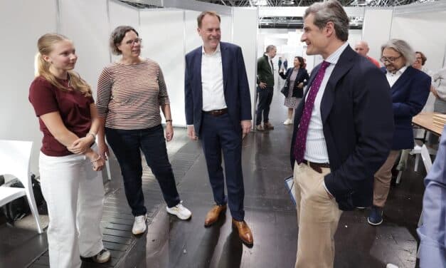 OB Dr. Keller und Beigeordneter Zaum danken den ehrenamtlichen Wahlhelfenden